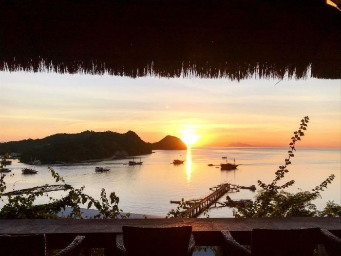 Labuan paradise bar sunset flores Menikmati Sunset Romantis di Labuan Bajo