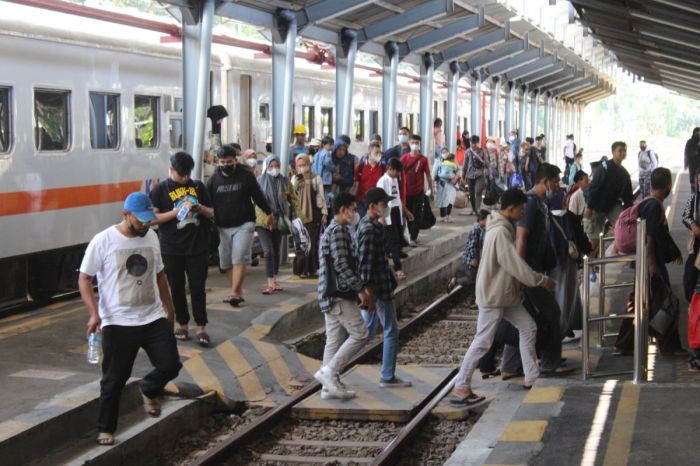 Okupansi Kereta Panoramic Capai 117 Persen pada Februari 2023 ... Isu Hangat: Tambang di Papua dan Okupansi Kereta Idul Adha