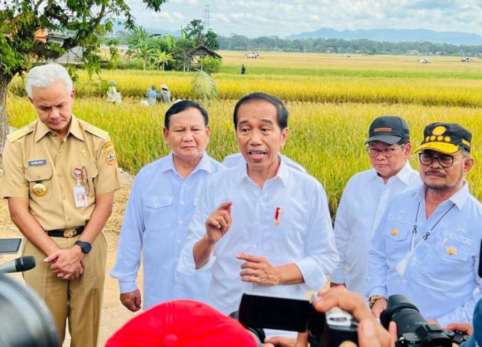 Prabowo-Ganjar Sulit Terwujud, Projo Sodorkan 10 Simulasi, Salah ... Prabowo Panen Jagung di Tengah Sawah, Gunakan Alat Canggih
