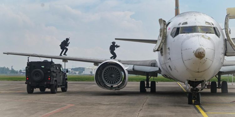 Kopaska Latihan Simulasi Antiteror dengan Suasana Tegang