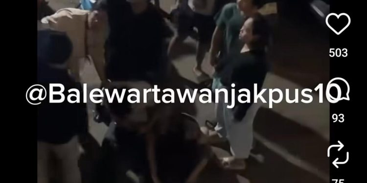 Pemuda Dipukuli hingga Jatuh ke Lantai Dasar Pasar Grogol