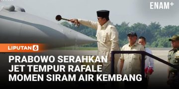 Prabowo Serahkan Jet Tempur dan Pesawat Falcon ke TNI dengan Prosesi Siram Air Kembang