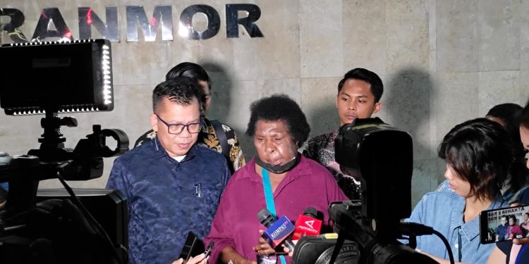 Mama Sinta Laporkan Ketua LBH Merauke Terkait Film Pesta Babi
