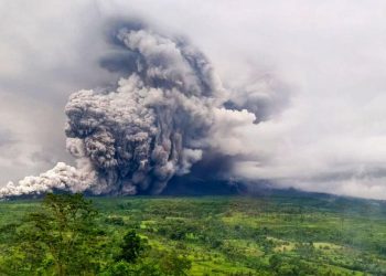 Gunung Semeru Erupsi Hasilkan Awan Panas dan Guguran pada Sabtu Malam