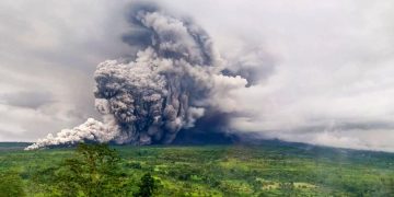 Gunung Semeru Erupsi Hasilkan Awan Panas dan Guguran pada Sabtu Malam