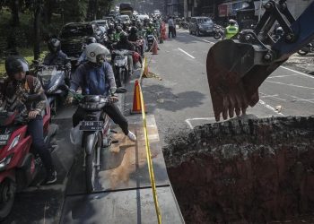 Kurangi Macet di Jalan Raya Lenteng Agung yang Amblas