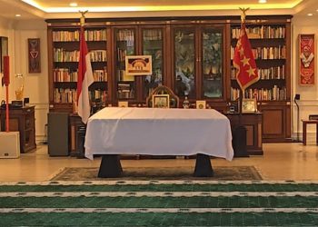 Jenazah Tiba di Rumah Duka dengan Peti Dibalut Merah Putih