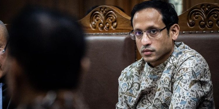 Nadiem Ikuti Sidang Sementara Alat Infus Masih Terpasang di Tangan