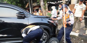 Razia Parkir Liar di Senopati, Mobil Ditindak Hingga Pentil Dicaput