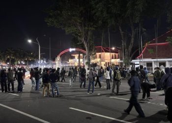 Aksi Masyarakat Sipil Surabaya Berlangsung Malam, Aparat Membubarkan
