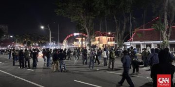 Aksi Masyarakat Sipil Surabaya Berlangsung Malam, Aparat Membubarkan