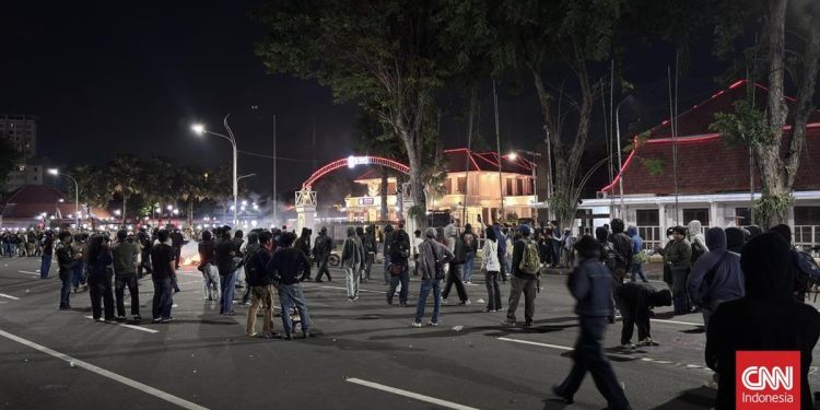 Aksi Masyarakat Sipil Surabaya Berlangsung Malam, Aparat Membubarkan