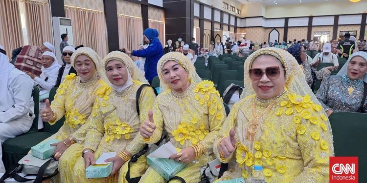Tampilan Busana Bling-bling Jemaah Haji dari Gowa