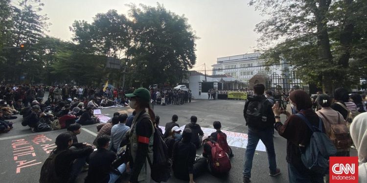 Mahasiswa Demonstrasi di Bandung, Soroti Nilai Rupiah dan Harga BBM