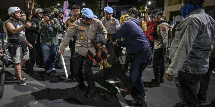 Polisi Bebaskan 14 Peserta Aksi di Surabaya, 4 Ditetapkan sebagai Tersangka