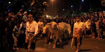 Dua Raja Klaim Gelar dalam Kirab 1 Suro, Walikota Solo Diminta Ambil Tindakan