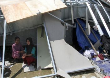 Korban Banjir Bandang Aceh Terhadap Huntara Diterjang Angin Kencang