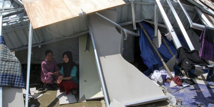 Korban Banjir Bandang Aceh Terhadap Huntara Diterjang Angin Kencang