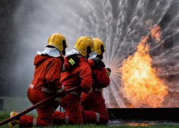 Kebakaran Pabrik Sandal di Tangerang 9 Jam Api Masih Berkobar