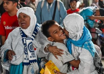 Tangis Haru Menyambut Jemaah Haji yang Kembali ke Tanah Air