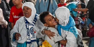Tangis Haru Menyambut Jemaah Haji yang Kembali ke Tanah Air