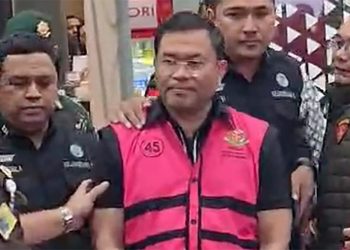 Dua Eks Wakil Kepala BGN Menggunakan Rompi Tahanan Kejaksaan Agung