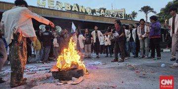 Mahasiswa Aksi di DPR Soroti Eksploitasi Lingkungan di Papua
