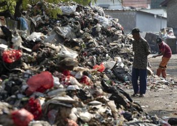 Tumpukan Sampah di Gang Swadaya Jakarta