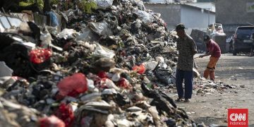 Tumpukan Sampah di Gang Swadaya Jakarta