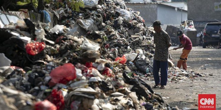 Tumpukan Sampah di Gang Swadaya Jakarta