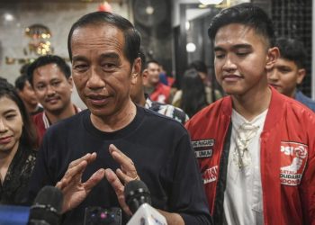 Kunjungi Lampung, Jokowi Kenakan Kemeja dan Topi Logo PSI