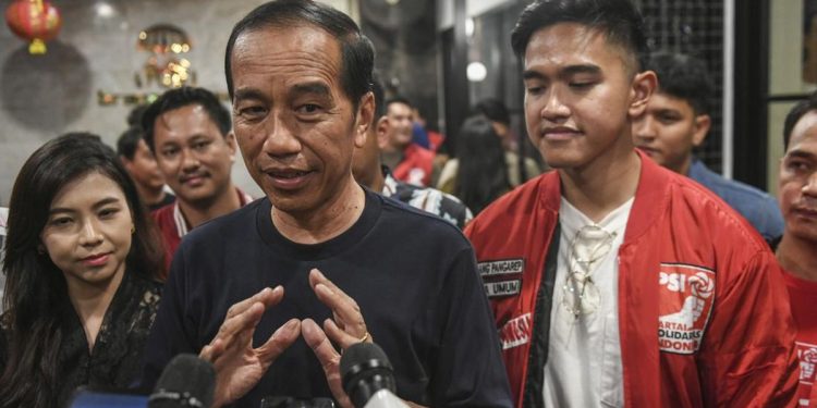 Kunjungi Lampung, Jokowi Kenakan Kemeja dan Topi Logo PSI