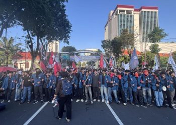 1.249 Polisi Amankan Aksi Demo Mahasiswa di Grahadi Surabaya