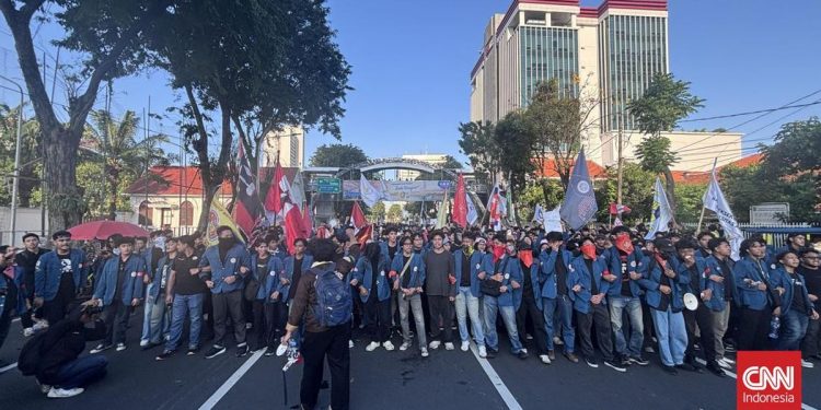 1.249 Polisi Amankan Aksi Demo Mahasiswa di Grahadi Surabaya