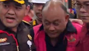Dadan Tersangka Korupsi Pakai Rompi Tahanan dan Diborgol