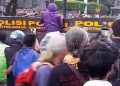 Massa Dorong Saling Terhadap Aparat Saat Mencoba Terobos Barikade