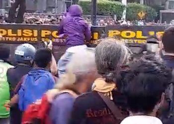 Massa Dorong Saling Terhadap Aparat Saat Mencoba Terobos Barikade