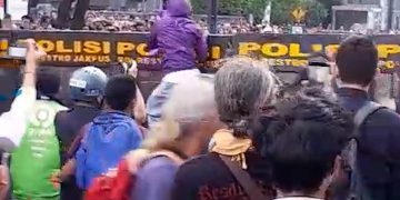 Massa Dorong Saling Terhadap Aparat Saat Mencoba Terobos Barikade