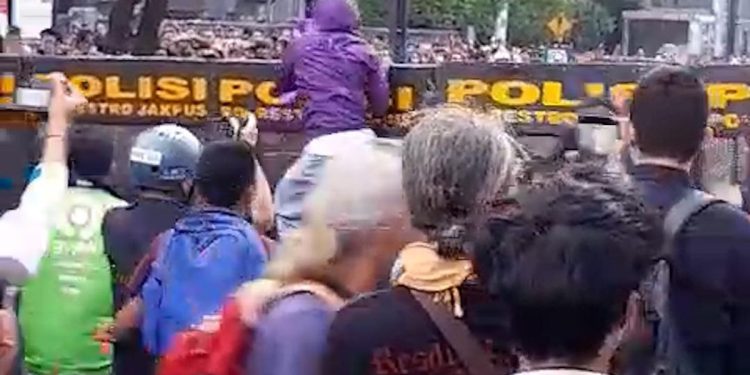 Massa Dorong Saling Terhadap Aparat Saat Mencoba Terobos Barikade