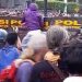 Massa Dorong Saling Terhadap Aparat Saat Mencoba Terobos Barikade