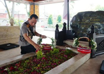 Kapolri Ziarah ke Makam Bung Karno, Gus Dur, dan Soeharto dalam Rangka Penghormatan