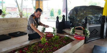 Kapolri Ziarah ke Makam Bung Karno, Gus Dur, dan Soeharto dalam Rangka Penghormatan