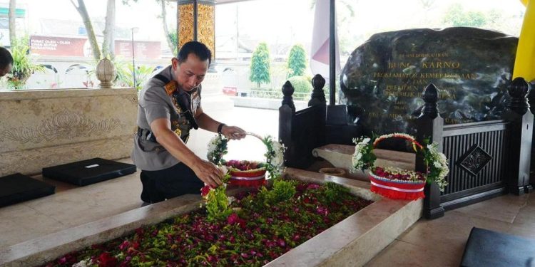 Kapolri Ziarah ke Makam Bung Karno, Gus Dur, dan Soeharto dalam Rangka Penghormatan