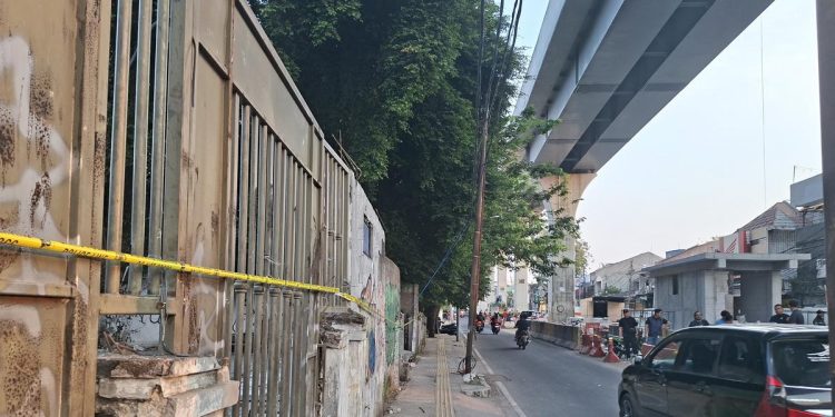 Situasi Terbaru Bentrokan Warga di Menteng Motor Terbakar Masih Tersisa