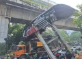 Titik Kemacetan Akibat Truk Angkut Alat Berat Tabrak JPO Tendean