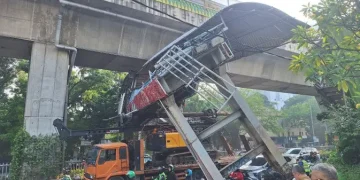 Titik Kemacetan Akibat Truk Angkut Alat Berat Tabrak JPO Tendean