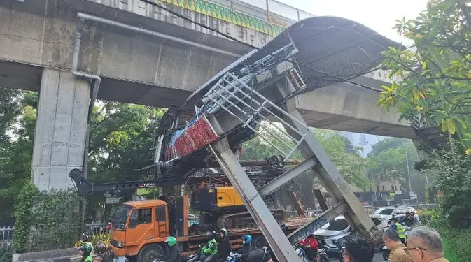 Titik Kemacetan Akibat Truk Angkut Alat Berat Tabrak JPO Tendean