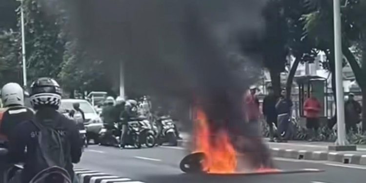Motor Terbakar Setelah Menghindari Mobil yang Tiba-Tiba Menginjak Rem