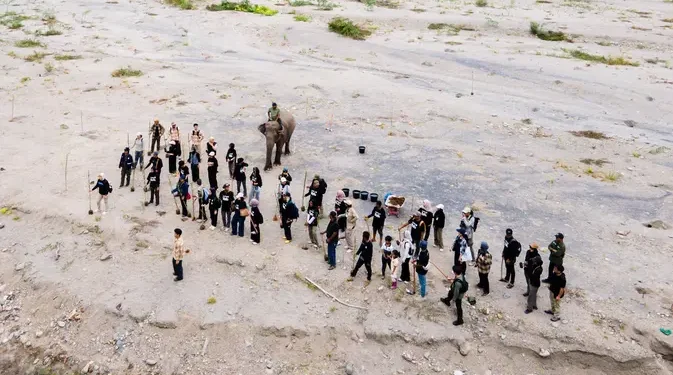 Relawan Tanam Pohon di Daerah Aliran Sungai Peusangan Aceh
