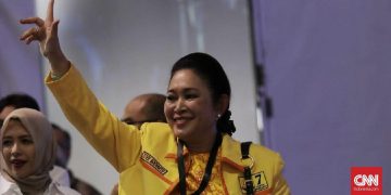 Titiek Soeharto Raih Juara 3 di Kejuaraan Menembak Kapolri Cup